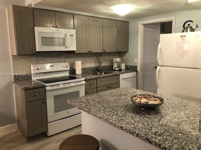 For Sale: $389,000 (1 beds, 1 baths, 600 Square Feet)