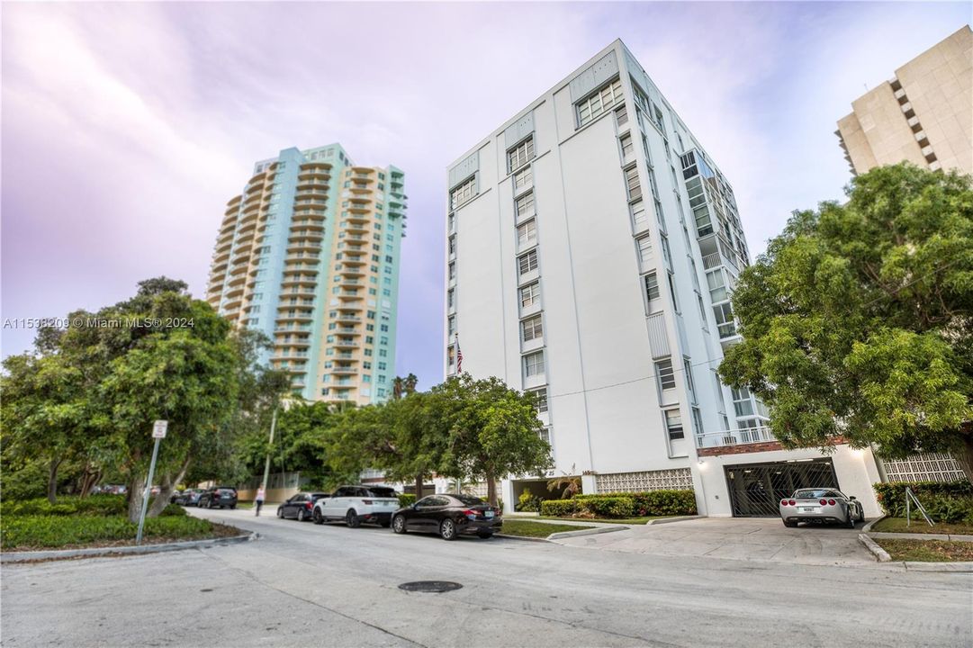 Active With Contract: $400,000 (2 beds, 2 baths, 1320 Square Feet)