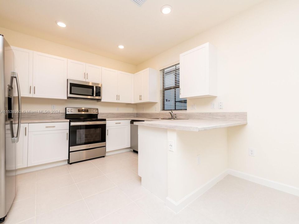 Active With Contract: $557,900 (3 beds, 2 baths, 1376 Square Feet)