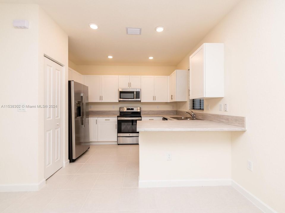 Active With Contract: $557,900 (3 beds, 2 baths, 1376 Square Feet)