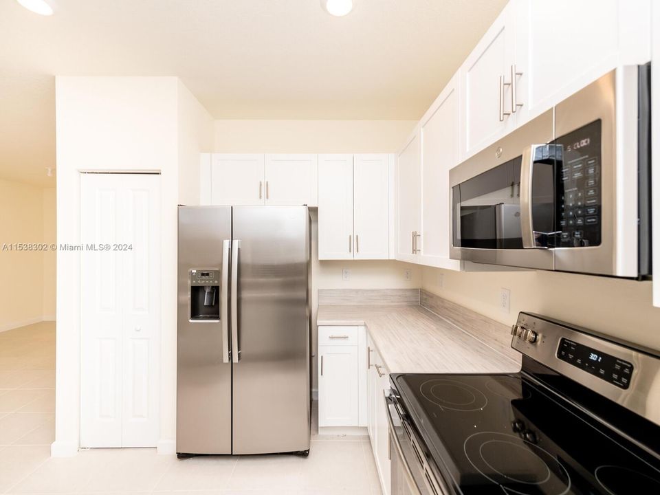 Active With Contract: $557,900 (3 beds, 2 baths, 1376 Square Feet)