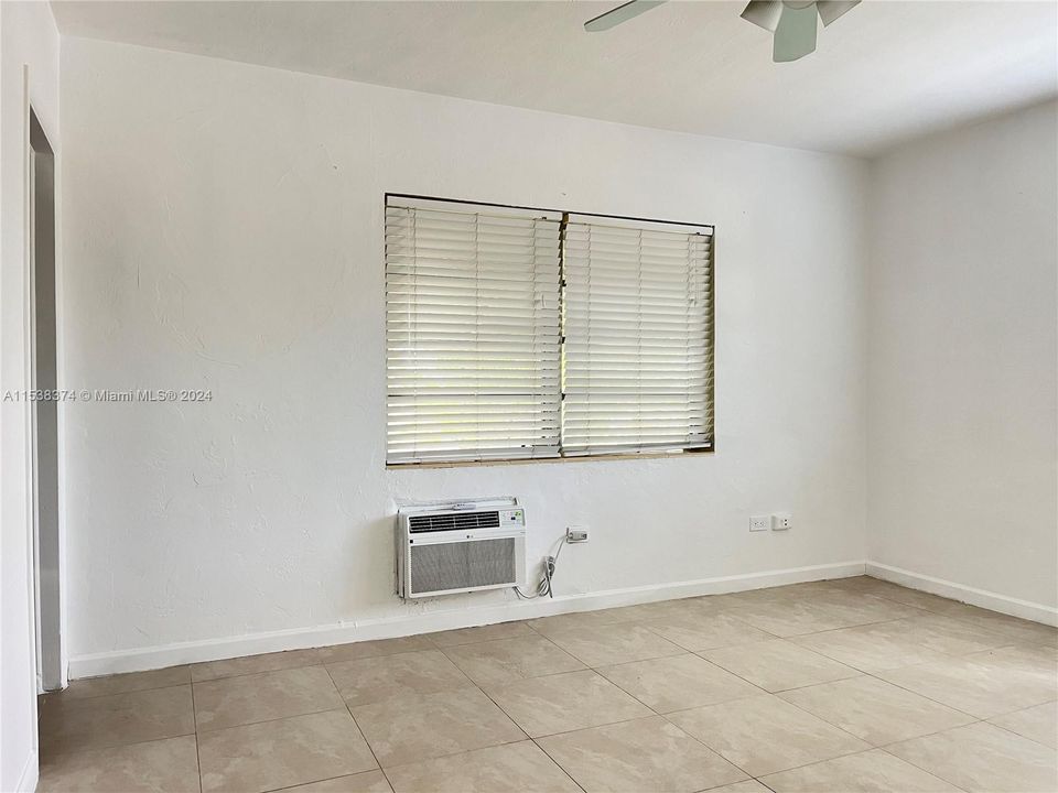 For Sale: $285,000 (1 beds, 1 baths, 600 Square Feet)