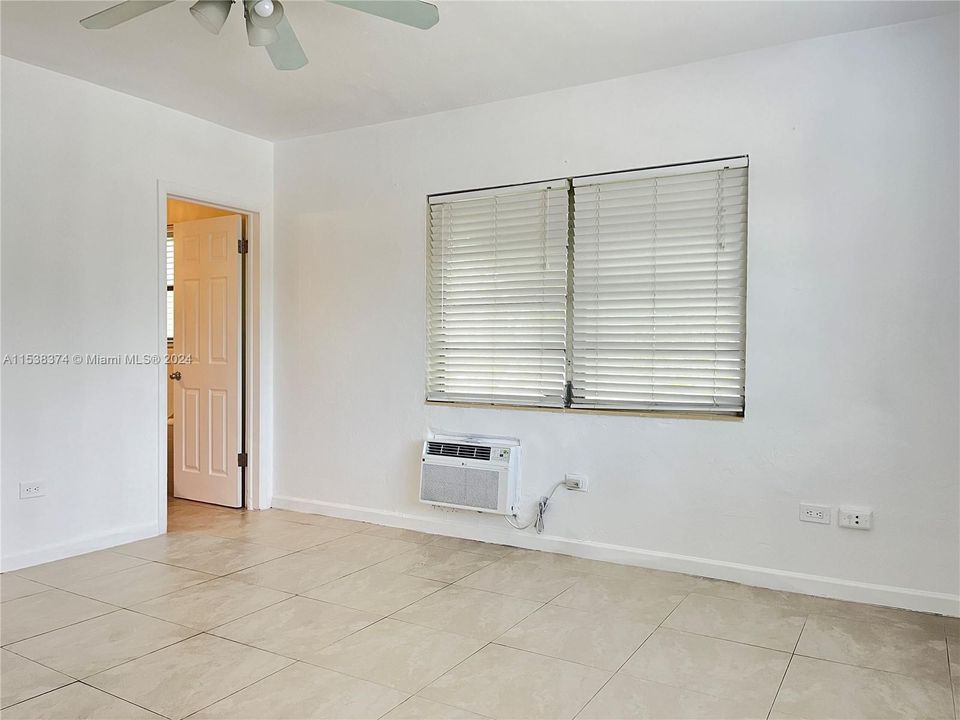 For Sale: $285,000 (1 beds, 1 baths, 600 Square Feet)