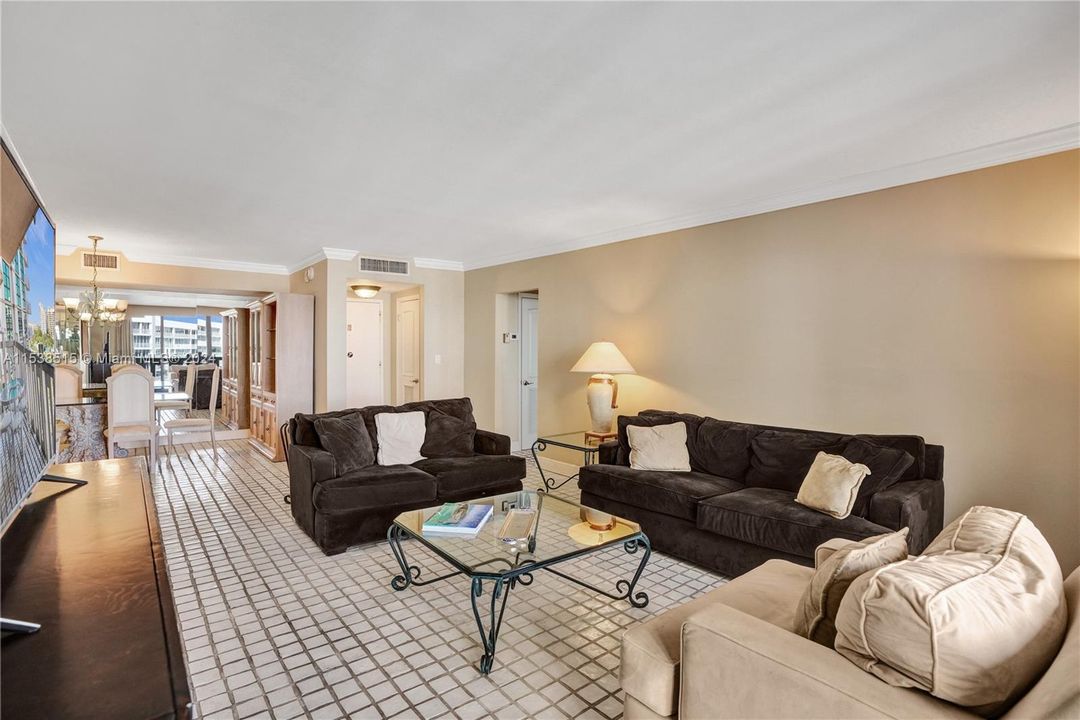 Active With Contract: $899,000 (2 beds, 2 baths, 1409 Square Feet)