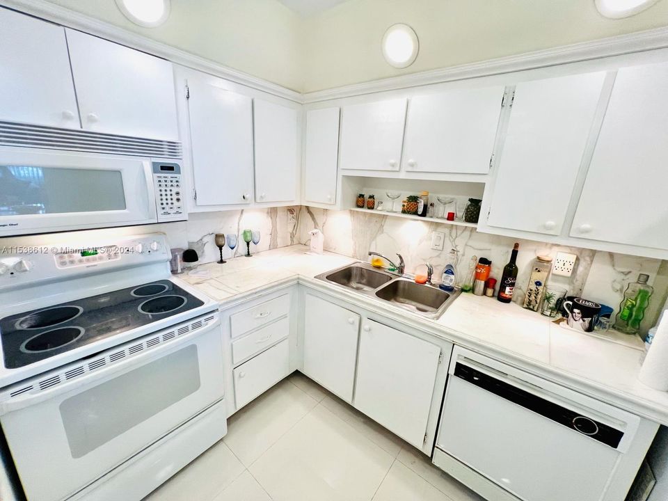 For Sale: $675,000 (2 beds, 2 baths, 1362 Square Feet)