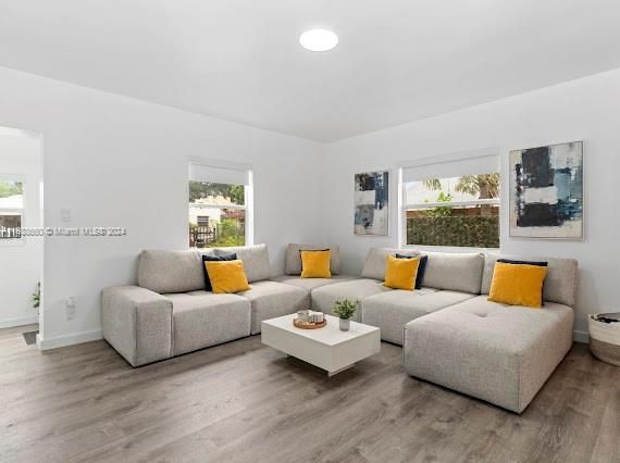 Recently Sold: $549,000 (2 beds, 1 baths, 1239 Square Feet)