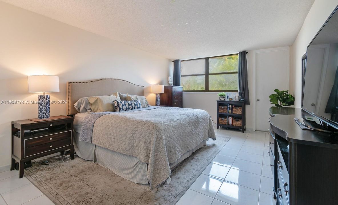 For Sale: $329,000 (2 beds, 2 baths, 1235 Square Feet)