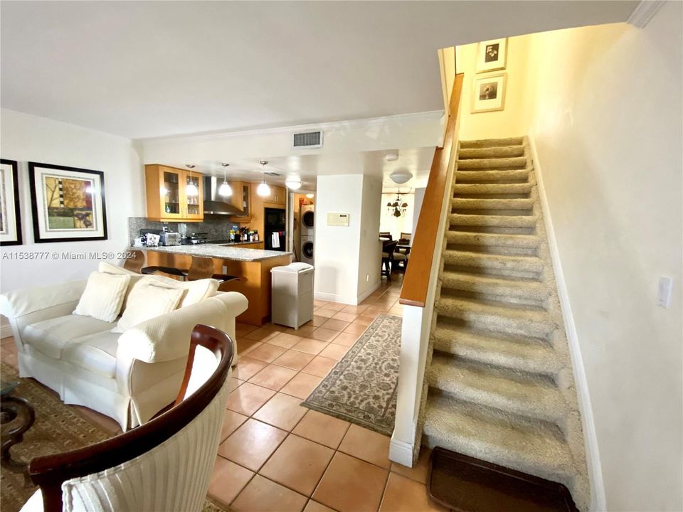 Vendido Recientemente: $1,300,000 (2 camas, 3 baños, 1404 Pies cuadrados)