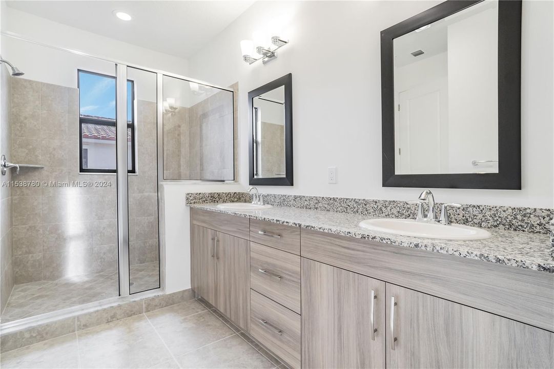 Active With Contract: $3,500 (3 beds, 3 baths, 1942 Square Feet)