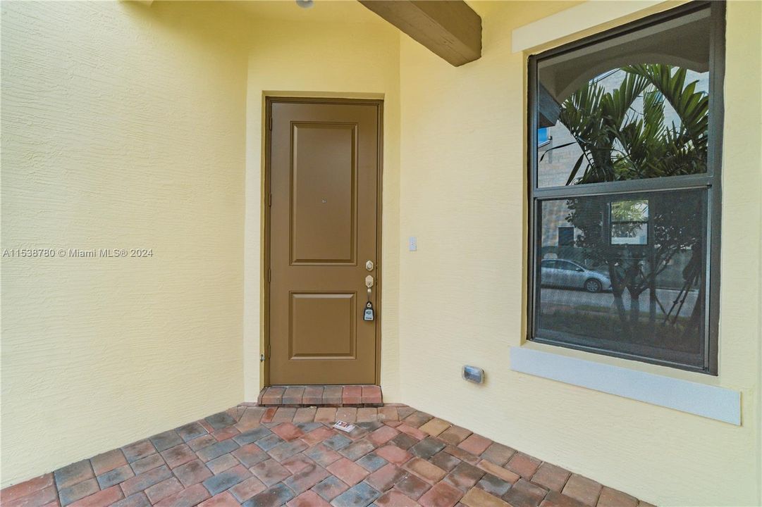 Active With Contract: $3,500 (3 beds, 3 baths, 1942 Square Feet)