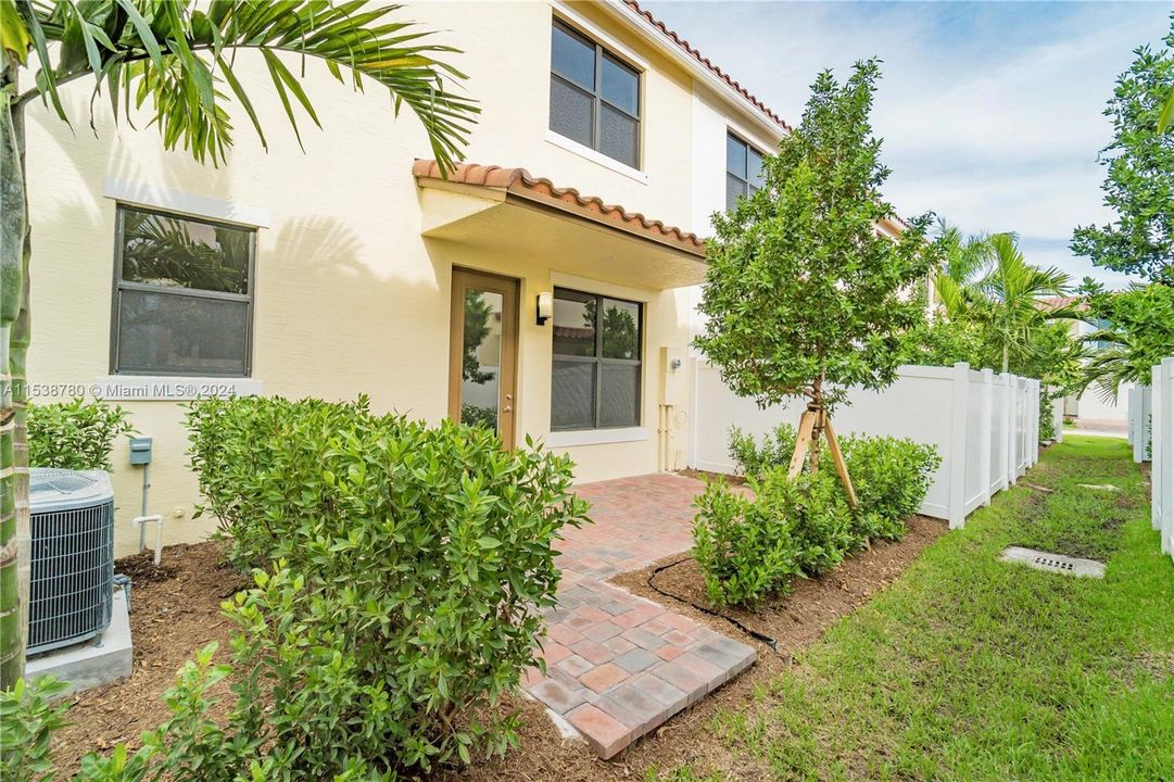 Active With Contract: $3,500 (3 beds, 3 baths, 1942 Square Feet)