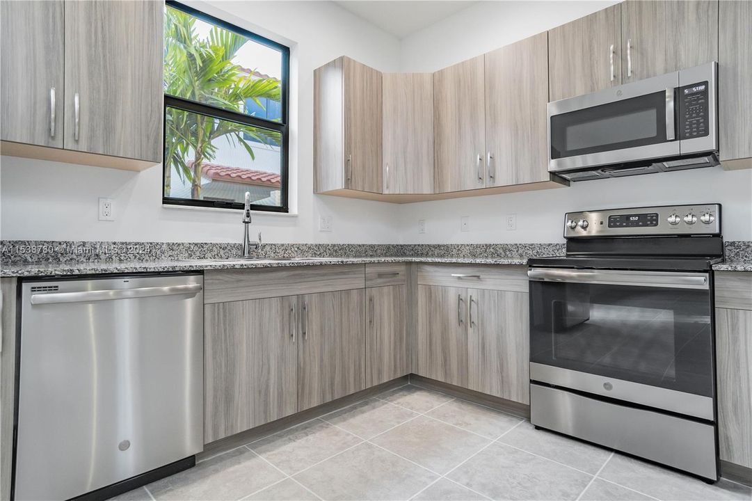 Active With Contract: $3,500 (3 beds, 3 baths, 1942 Square Feet)