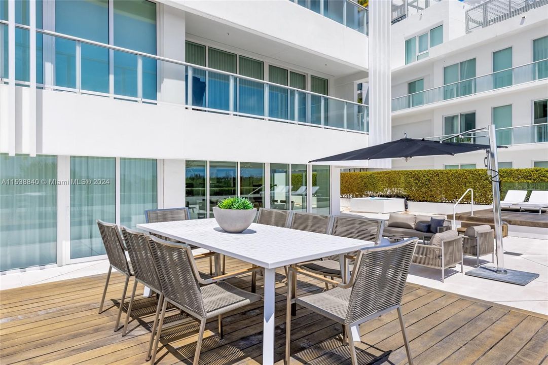 For Sale: $3,685,000 (2 beds, 2 baths, 2040 Square Feet)