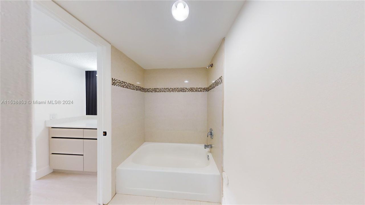 合同活跃: $335,000 (2 贝兹, 2 浴室, 1224 平方英尺)
