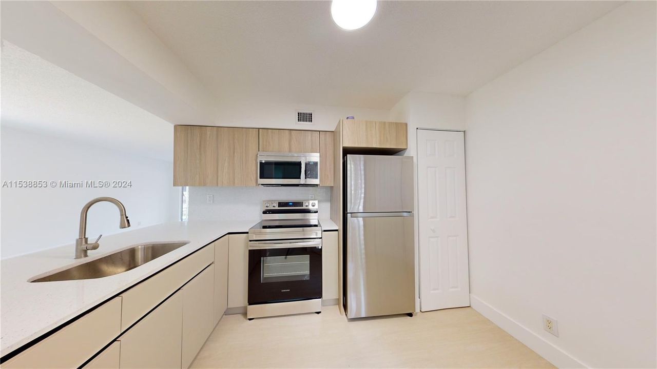 Active With Contract: $335,000 (2 beds, 2 baths, 1224 Square Feet)