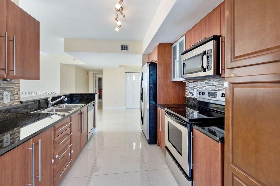 Recently Rented: $4,300 (3 beds, 3 baths, 1575 Square Feet)