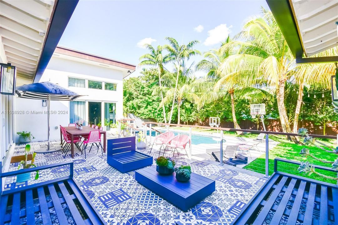 Recently Sold: $3,300,000 (5 beds, 4 baths, 2599 Square Feet)