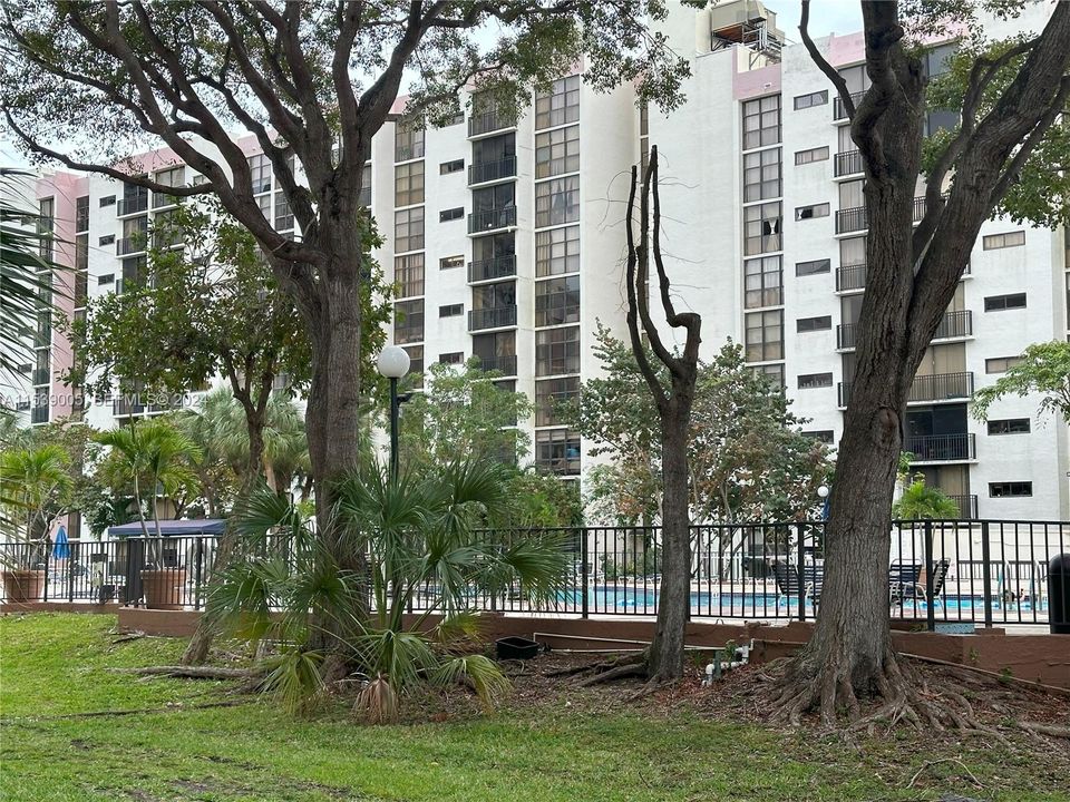 For Sale: $370,000 (2 beds, 2 baths, 894 Square Feet)