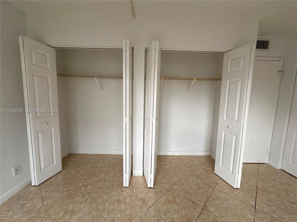 For Sale: $370,000 (2 beds, 2 baths, 894 Square Feet)