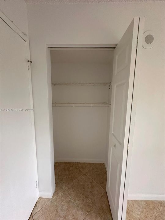 For Sale: $370,000 (2 beds, 2 baths, 894 Square Feet)