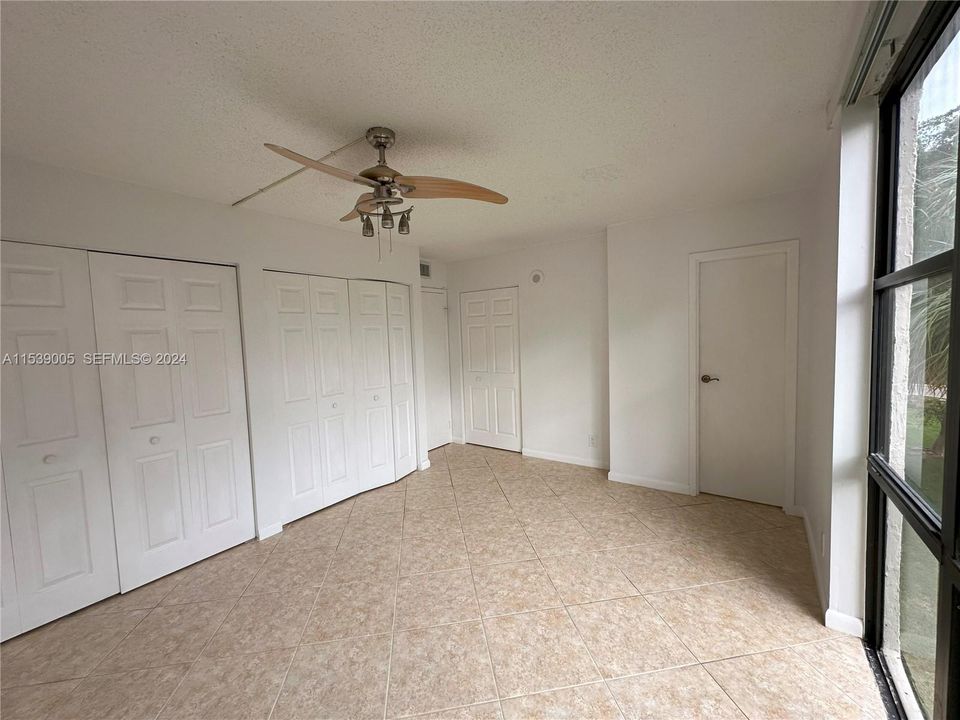 For Sale: $370,000 (2 beds, 2 baths, 894 Square Feet)
