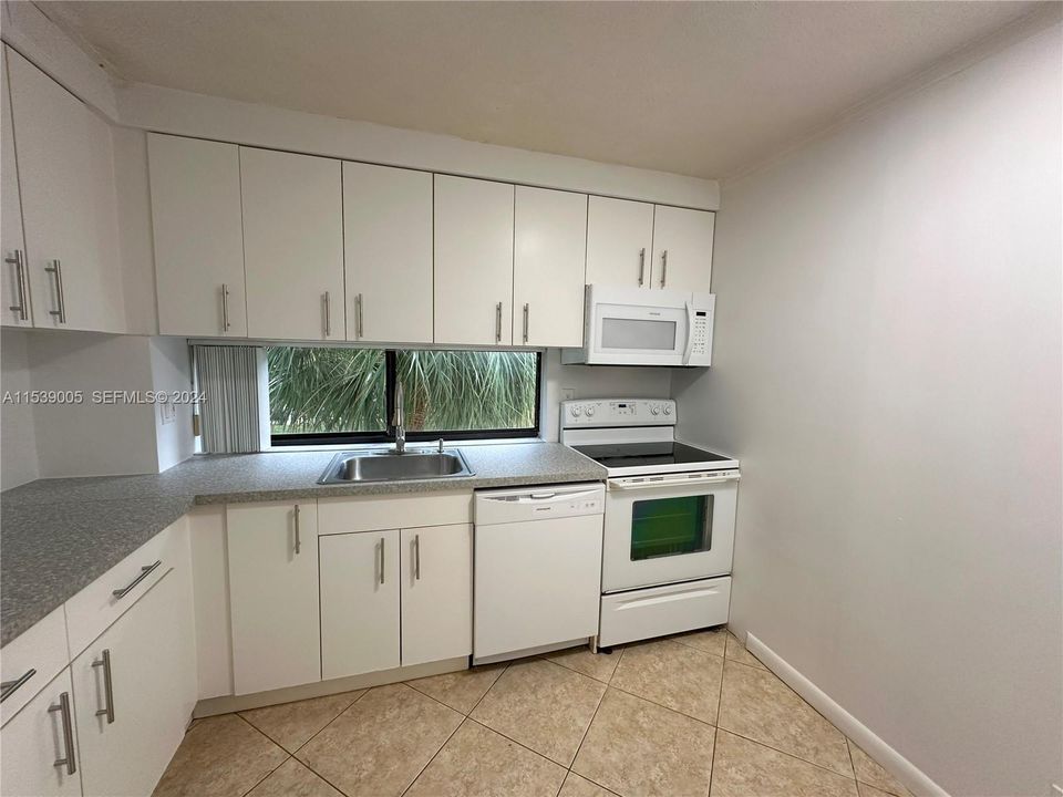 For Sale: $370,000 (2 beds, 2 baths, 894 Square Feet)