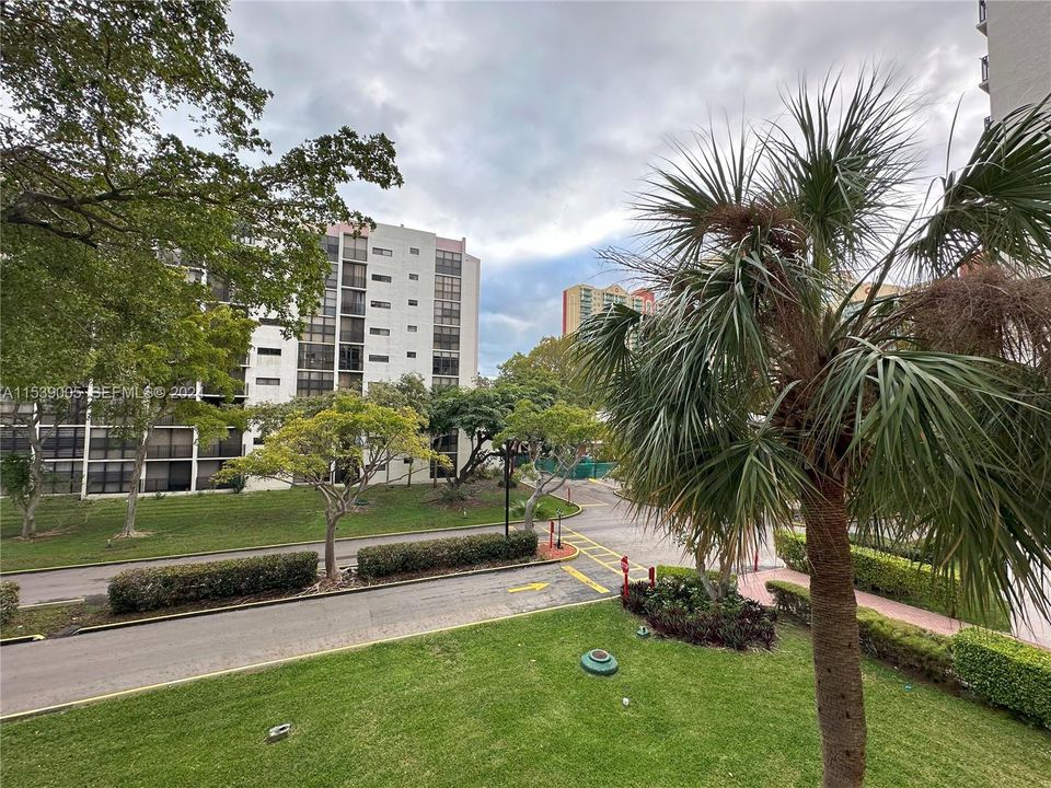 For Sale: $370,000 (2 beds, 2 baths, 894 Square Feet)