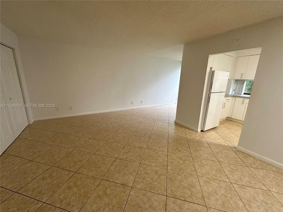 For Sale: $370,000 (2 beds, 2 baths, 894 Square Feet)