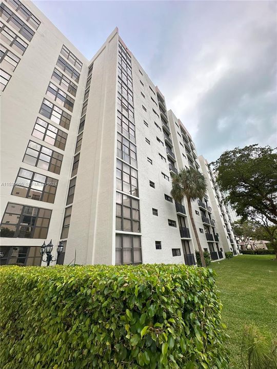 For Sale: $370,000 (2 beds, 2 baths, 894 Square Feet)