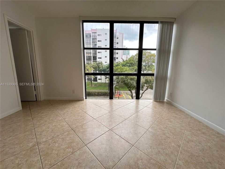 For Sale: $370,000 (2 beds, 2 baths, 894 Square Feet)