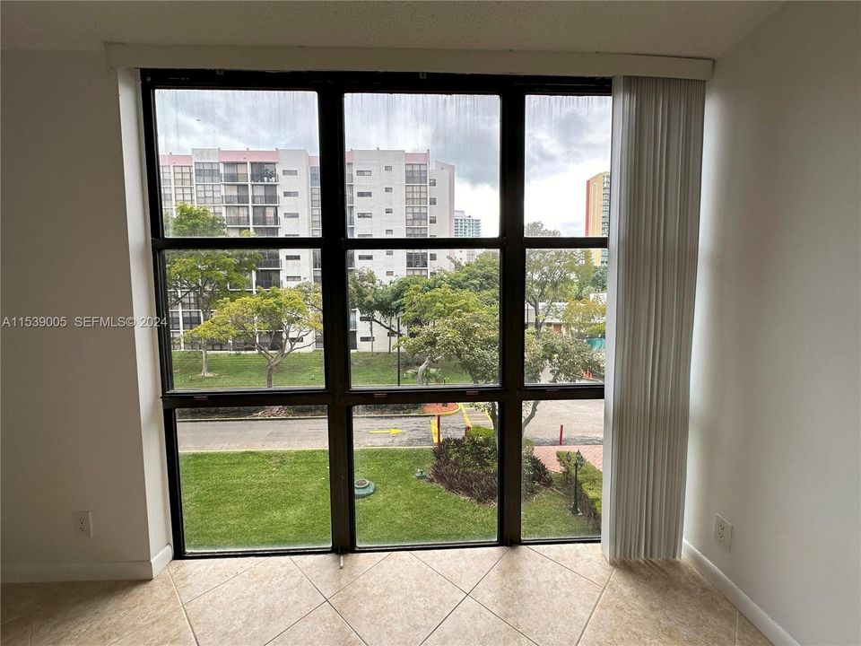 For Sale: $370,000 (2 beds, 2 baths, 894 Square Feet)
