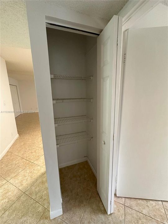 For Sale: $370,000 (2 beds, 2 baths, 894 Square Feet)
