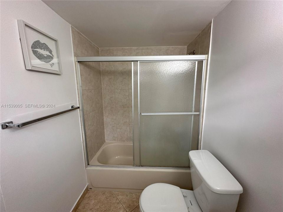 For Sale: $370,000 (2 beds, 2 baths, 894 Square Feet)