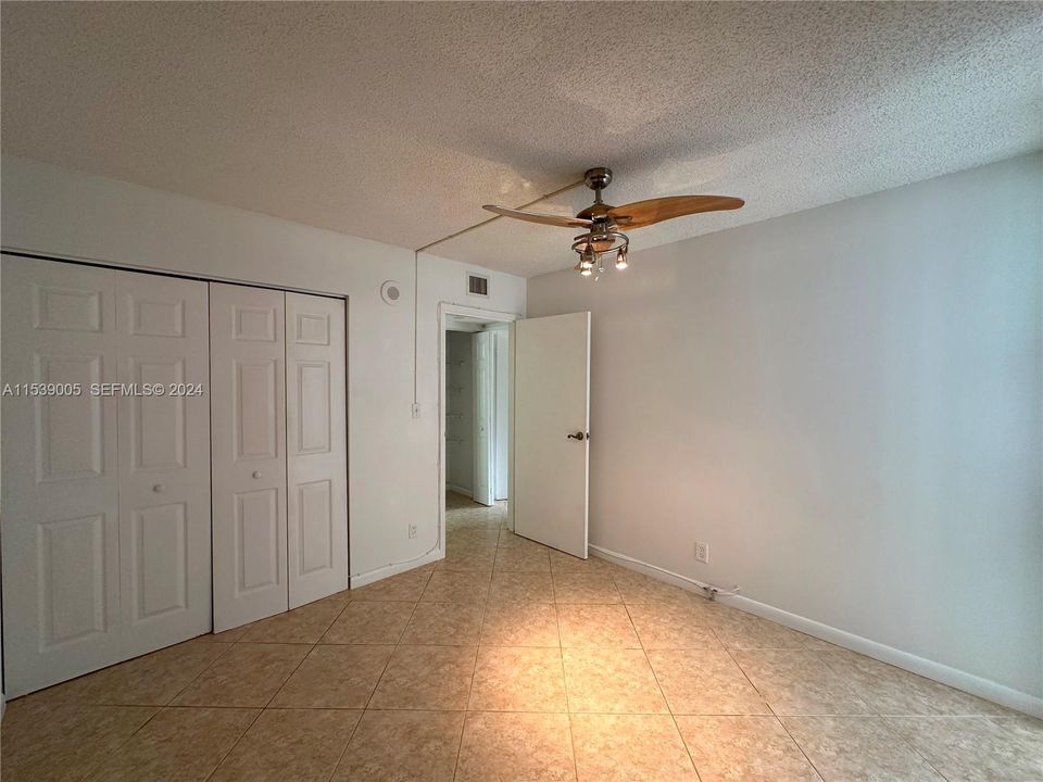 For Sale: $370,000 (2 beds, 2 baths, 894 Square Feet)