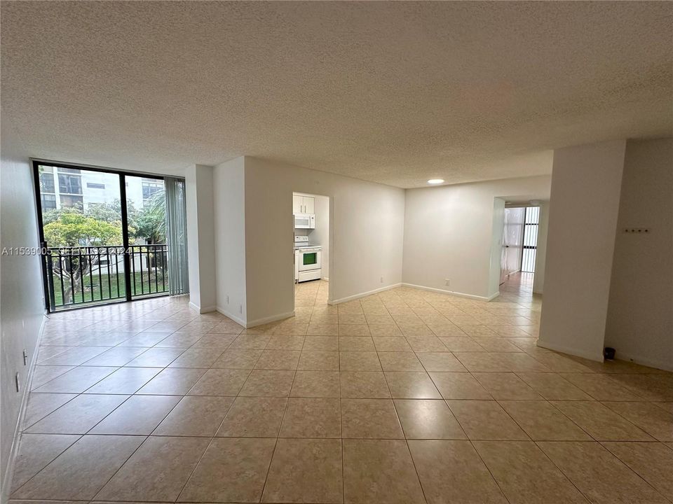 For Sale: $370,000 (2 beds, 2 baths, 894 Square Feet)