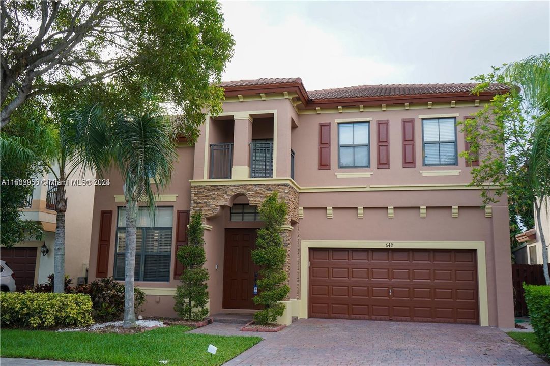 For Sale: $670,000 (5 beds, 3 baths, 2732 Square Feet)