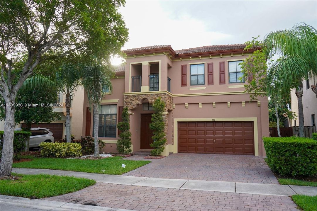 For Sale: $670,000 (5 beds, 3 baths, 2732 Square Feet)