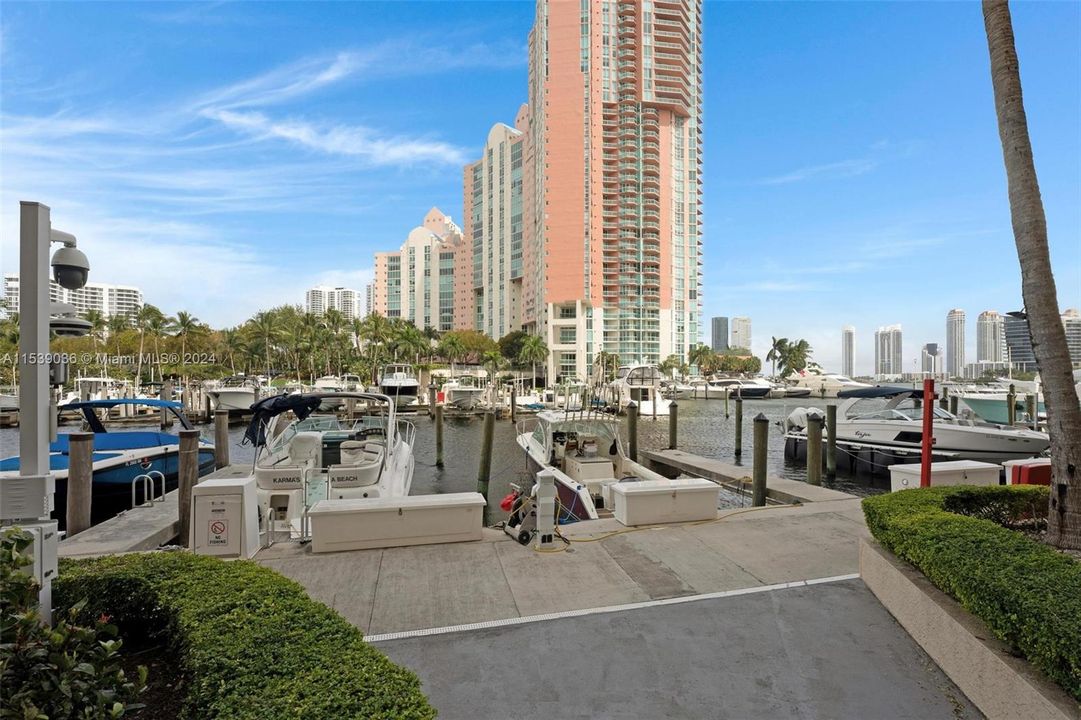 For Sale: $865,000 (2 beds, 2 baths, 2020 Square Feet)