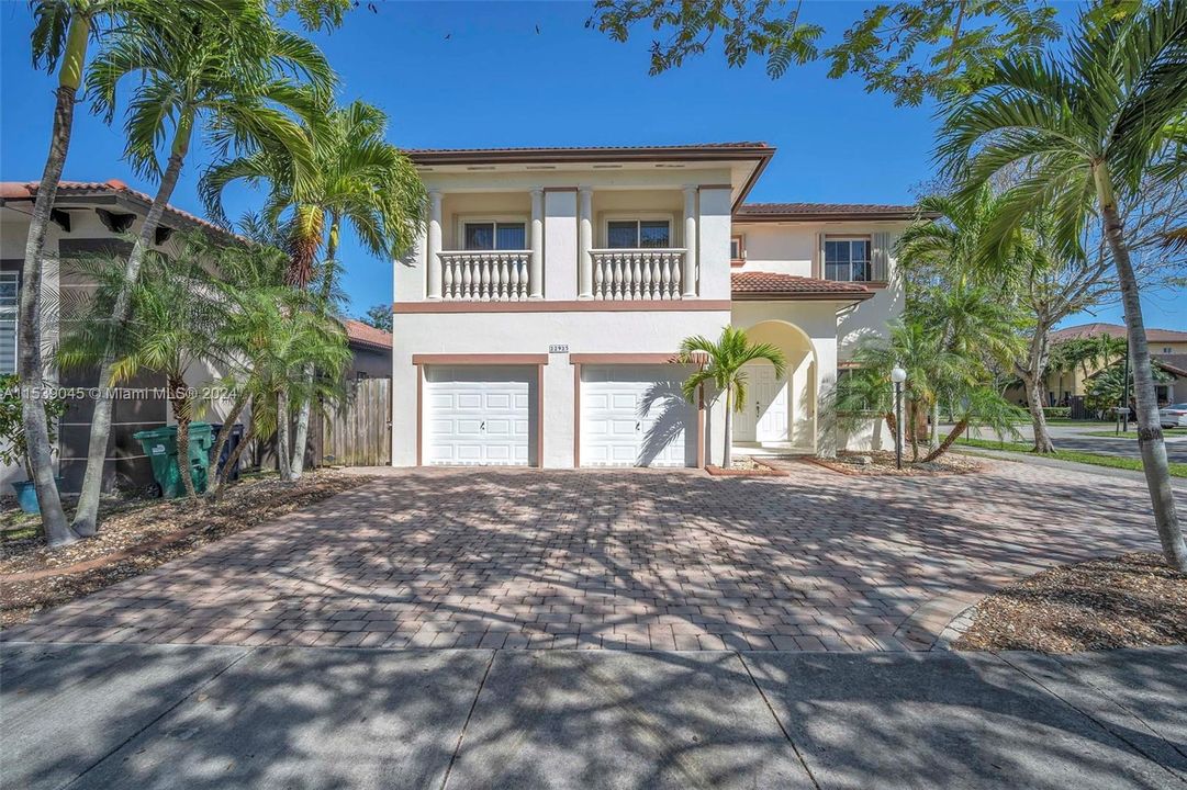 Recently Sold: $599,999 (4 beds, 3 baths, 2600 Square Feet)