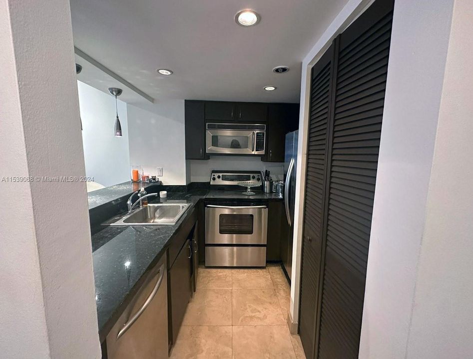Active With Contract: $279,000 (1 beds, 1 baths, 520 Square Feet)