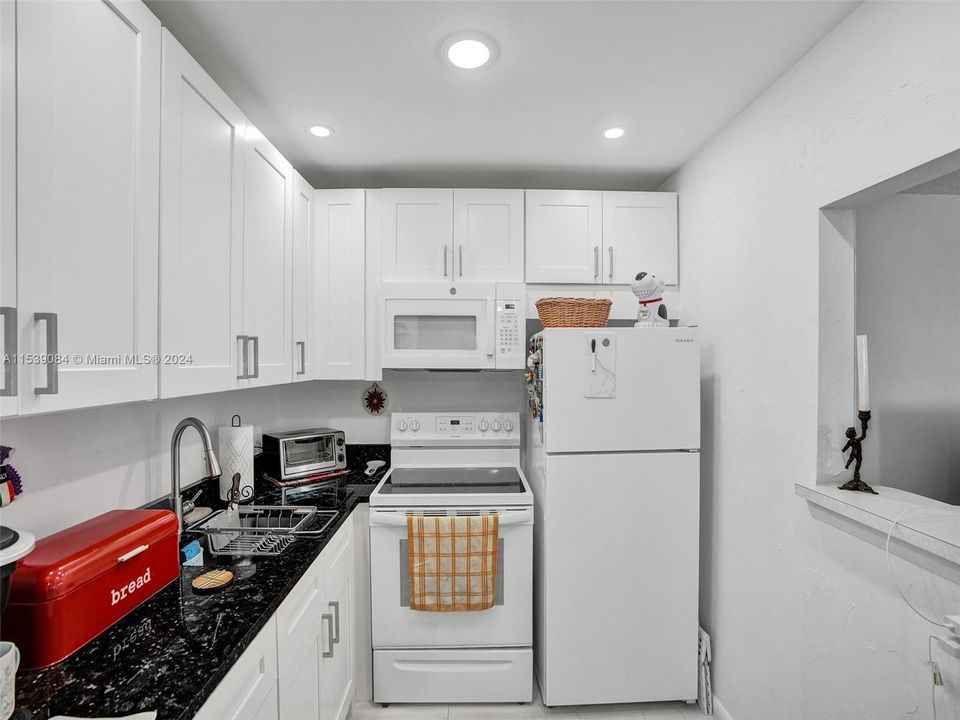 For Sale: $98,700 (1 beds, 1 baths, 585 Square Feet)