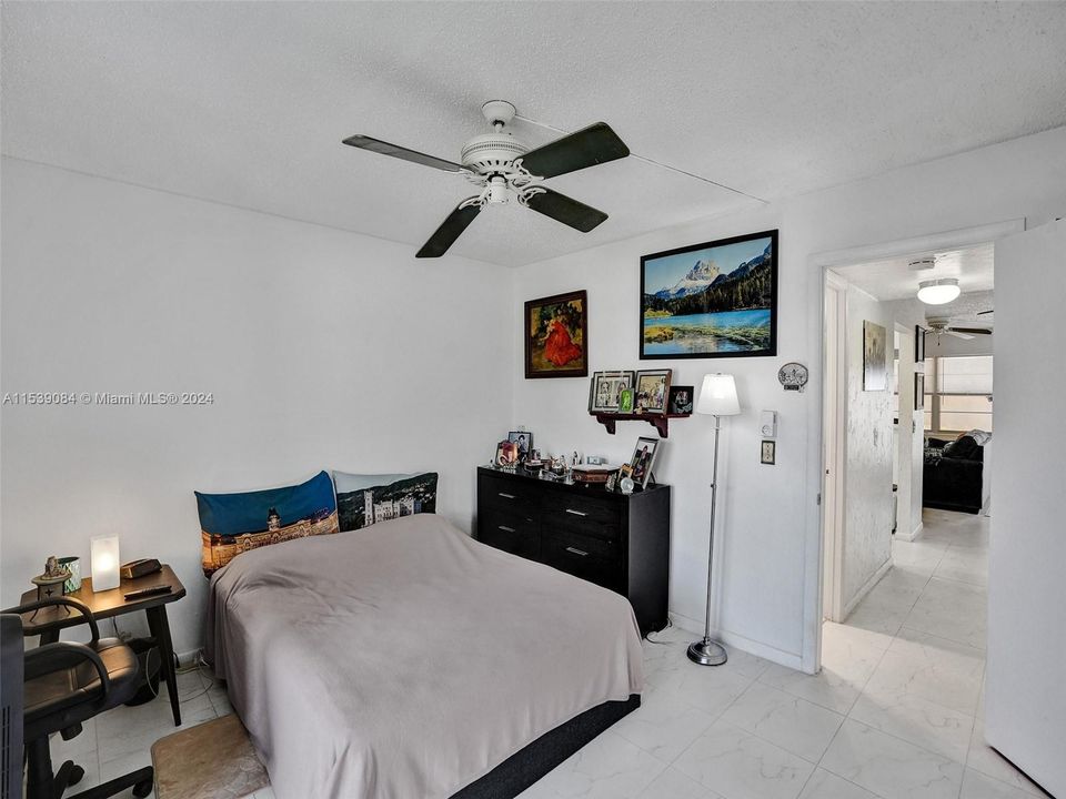 For Sale: $98,700 (1 beds, 1 baths, 585 Square Feet)