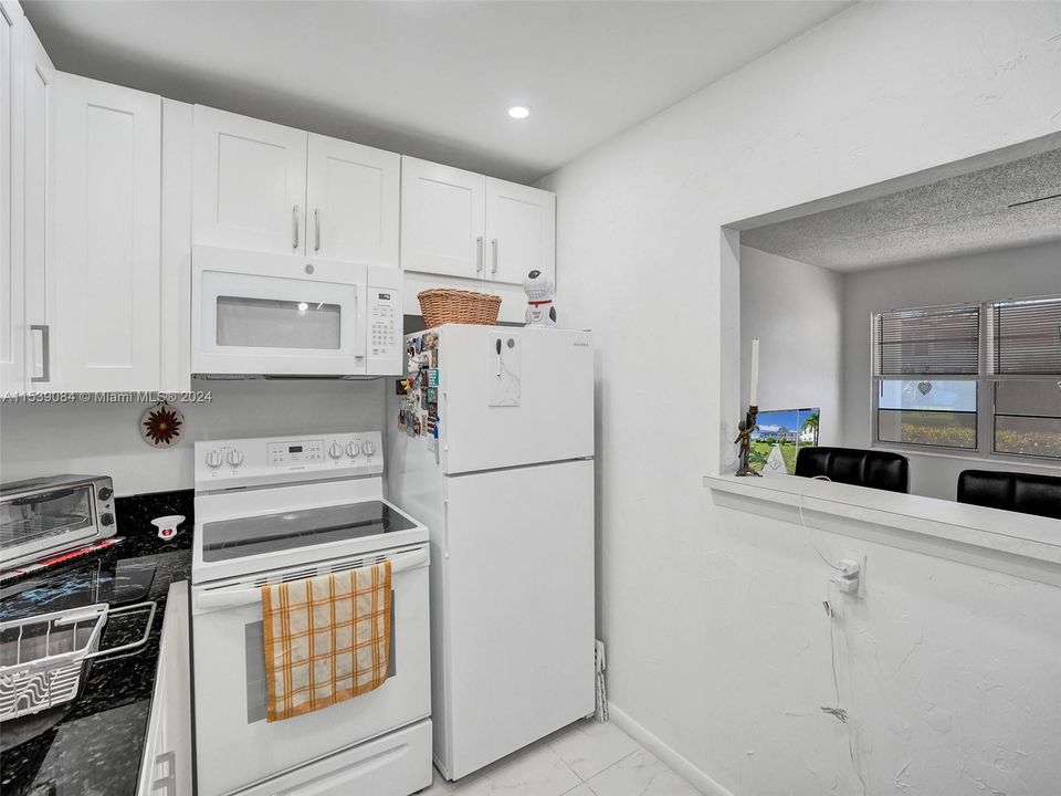 For Sale: $98,700 (1 beds, 1 baths, 585 Square Feet)