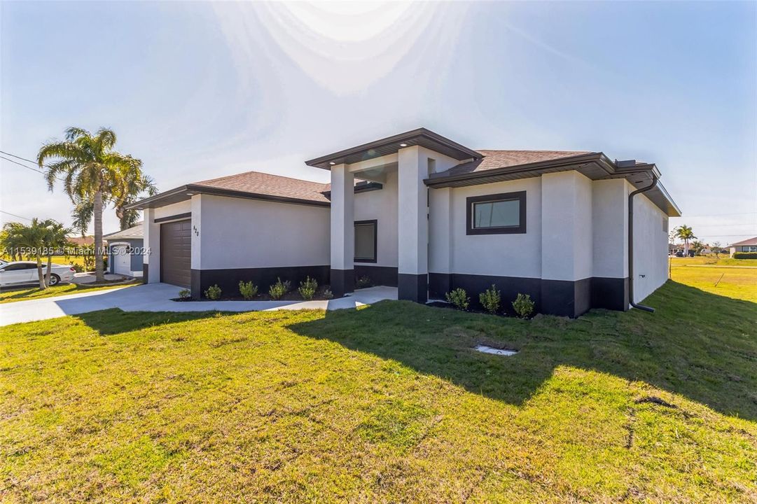 For Sale: $399,995 (4 beds, 2 baths, 1736 Square Feet)