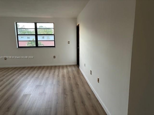 For Sale: $285,000 (2 beds, 1 baths, 972 Square Feet)
