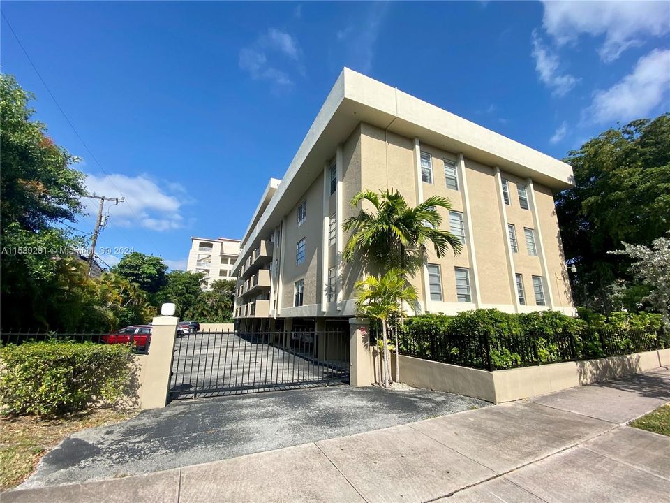 Recently Sold: $405,000 (1 beds, 1 baths, 885 Square Feet)