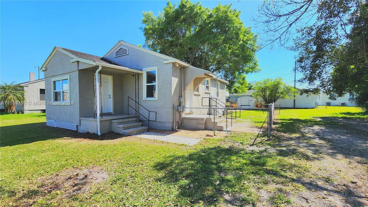 For Sale: $179,000 (2 beds, 1 baths, 886 Square Feet)