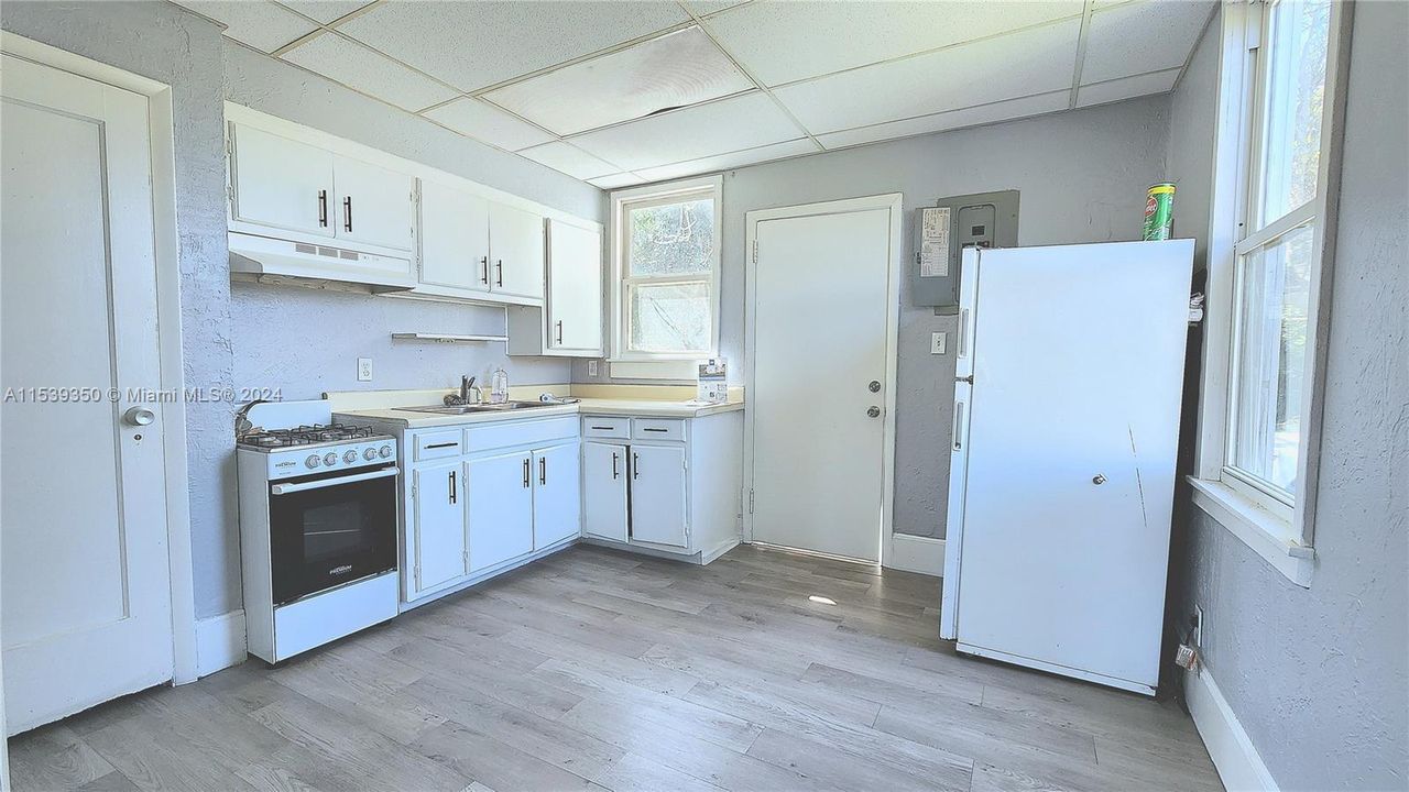 Active With Contract: $179,000 (2 beds, 1 baths, 886 Square Feet)