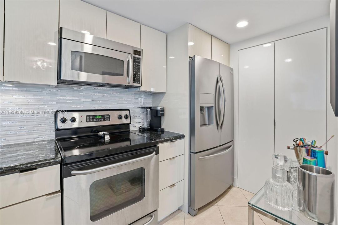For Sale: $730,000 (1 beds, 1 baths, 746 Square Feet)