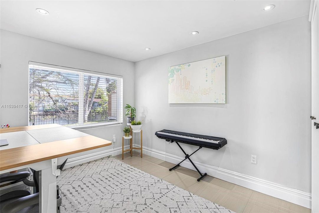 Recently Sold: $740,000 (3 beds, 2 baths, 1865 Square Feet)